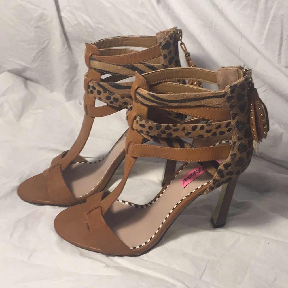 NWOT  Super sexy pair of Hersey Johnson leopard